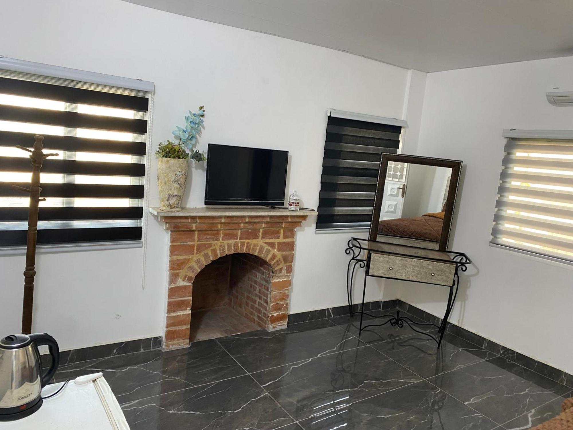 Huseein Rooms Jarash Esterno foto