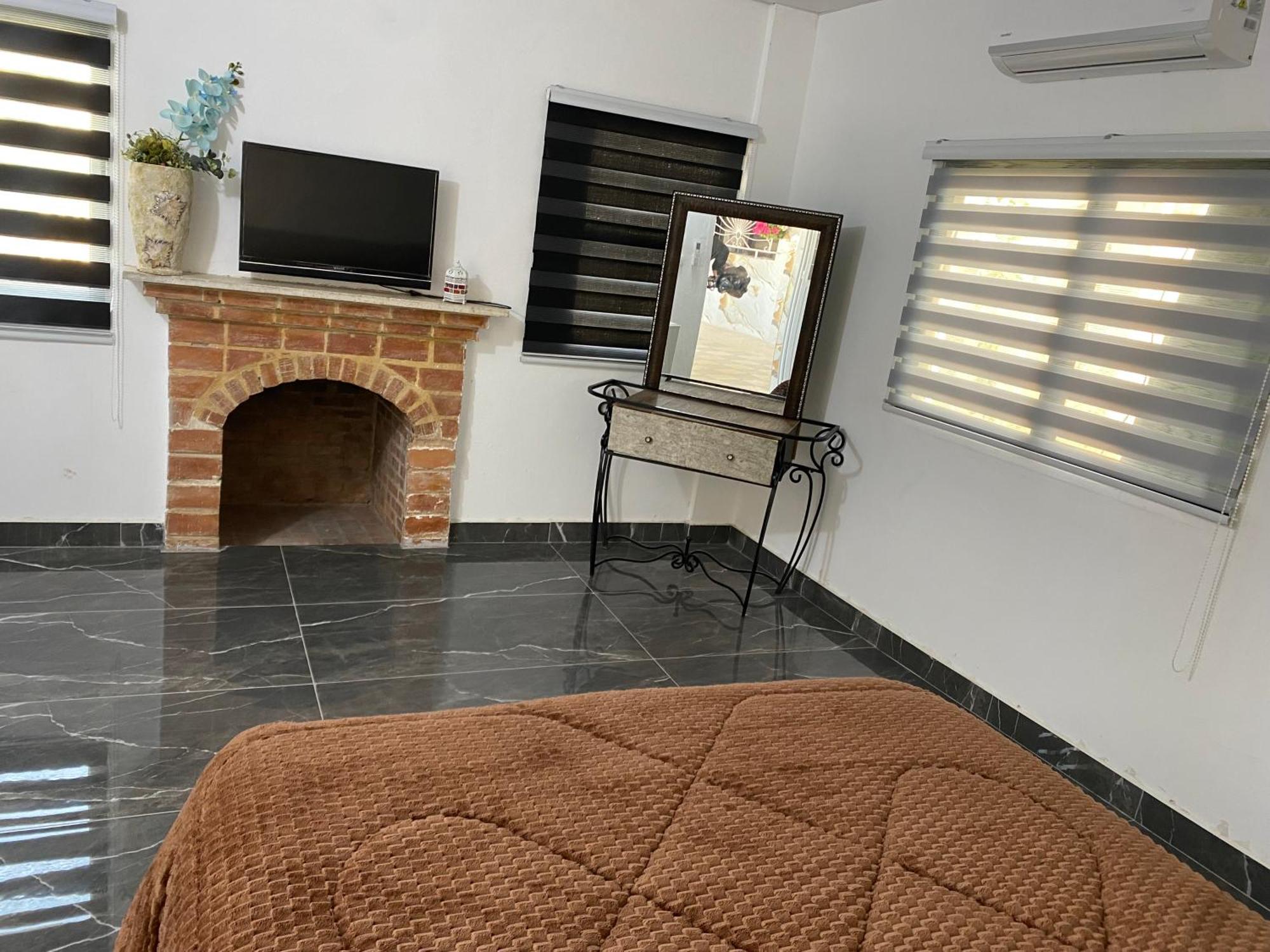 Huseein Rooms Jarash Esterno foto